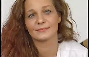 XXX چاق, مامان در جوراب ساق بلند قرمز می شود سوراخ سایت کس کردن الاغ او را زد توسط آلت تناسلی مرد جعلی