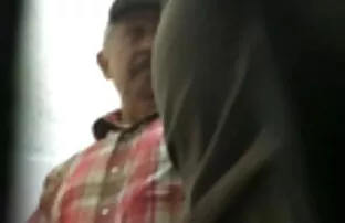 XXX روغن کس کردن ضربدری بلوند بالغ تا نونوجوانان برهنه او