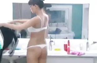 XXX یک مرد fucks در سبزه با الاغ بزرگ در موقعیت های مختلف پس از یک ژست پرده باز کردن فیلم سکسی