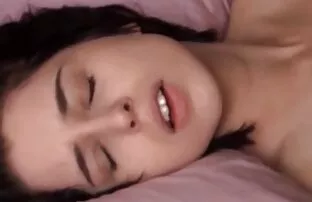 XXX یک همسایه نوجوان fucks در سبزه بالغ با الاغ گسترده ای در سکس کردن در اینستاگرام بیدمشک