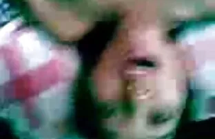 XXX جوجه لاغر سکس کوس کردن در زمان خاموش دامن او پس از یک کار ضربه و زیر کلیک در بیدمشک