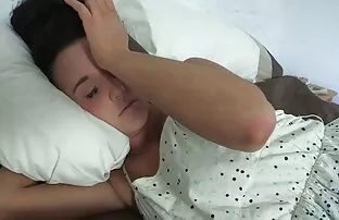 XXX جوجه بلند و باریک در سینه بند قرمز و جوراب ساق بلند سیاه و سفید طول می کشد دیک کلیپ کس کردن دوست دختر او را در الاغ