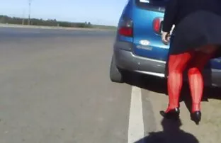 XXX بانوی داغ در جوراب ساق بلند نشسته در dildo به بزرگ فيلم كون سیاه و سفید