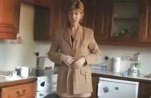 XXX همسر در جوراب ساق بلند می لرزد الاغ بزرگ او در مقابل دوربین سکس کردن وحشیانه
