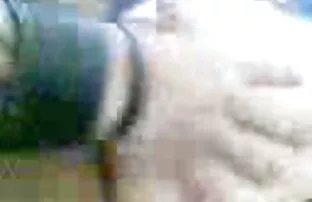 XXX مرد مشت کردن, از یک خانم کلیپ کردن زوری بلوند چاق بر روی نیمکت