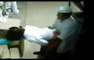 XXX یک مرد فیلم سکسی کردن زن fucks در یک شهوانی مامان در توالت عمومی