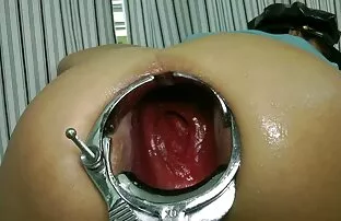 XXX انتخاب سایت کس کردن شده یک آلت تناسلی مرد را به الاغ تنگ یک شریک در یک تخت سیاه و سفید گره خورده است