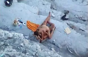 XXX یک زن جوان شیرین در لباس شنا نهفته در یک نیمکت دانلود کلیپ کون کردن دراز و استمناء