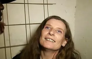 XXX سبزه در شلوار تنگ و سفید کوس دادن کون دادن تی شرت fucks در دختر او را در الاغ