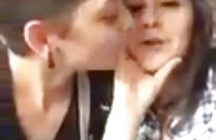 XXX یک مجبور کردن به سکس عامل پخش پورنو بهتر از سه عاشق است.