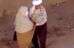 XXX لعنتی بر روی آلت تناسلی مرد گسترش پاهای او سکس پرده بکارت پاره کردن را.
