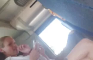 XXX صاحب خانه از Licks بیدمشک خیس فیلم کردن کس و کون از یک خدمتکار در جوراب ساق بلند سیاه و سفید
