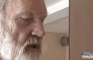 XXX مرد می تواند یک دوست دختر برهنه با یک پلاگین لب لخت کردن سکسی به لب در الاغ او مقاومت در برابر نیست