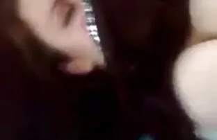 XXX زن سیاه پوست در فیلم کردن کون شلوار استرچ آبی نشان می دهد الاغ او