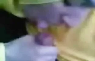 XXX توریستی پرشهای بیدمشک او در حالی که نشسته بر سکس کردن در اینستاگرام روی سنگ توسط رودخانه