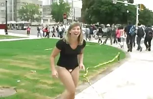 XXX انتخاب شده یک آلت تناسلی بزرگ را در دهان یک دختر صحبت کردن سکسی لاغر با خال کوبی بر روی ران خود قرار می دهد و آن را در محل انشعاب بدن انسان هل می دهد