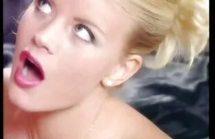 XXX مادر دوست داشتنی در, نشان می سکس کوس کردن زن دهد دختر, و بوش بر روی یک نیمکت در پارک