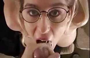 XXX ورزش ها در لباس شنای زنانه دوتکه teases معشوق را کوس و کون کردن روی تخت دراز کشیده