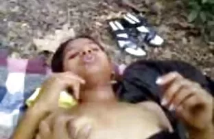 XXX عروسک طول می کشد خاموش گايدن كون شورت صورتی و هل مقعد در نیم تنه مرد با خال کوبی بر روی بدن او