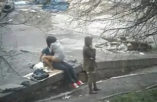 XXX باریک چشم جوجه toying فاق سکس کردن خواهر او را در مقابل عکاس بر روی تراس