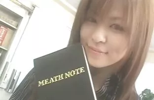 XXX یک دختر در یک ژاکت خاکستری بمکد آلت تناسلی مرد یک دوست در یک کوچه فیلم سکسی پرده پاره کردن باریک