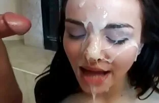 XXX یک مرد با کیر بزرگ بازدید یک نوجوان, سبزه, عکس کردن سکس در یک سالن ماشین