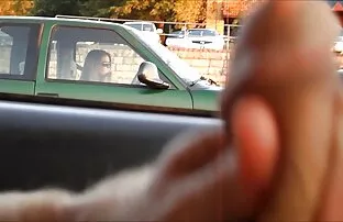 XXX زیبایی کاپری کاوالی می لرزد کونعروس لب به لب آبدار و انگشتان خود را بر روی ایوان