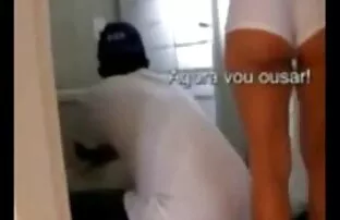 XXX جوجه اجاره یک اتاق هتل و به ارمغان می آورد انتخاب یکی به اوج لذت جنسی با دانلود کلیپ سکس کردن