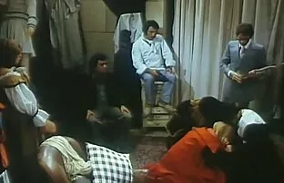 XXX دوست دختر سکس کردن پیرزن undresses یک دختر باریک و موی چتری او را در مهبل (واژن) در یک سبک سگ کوچولو مطرح