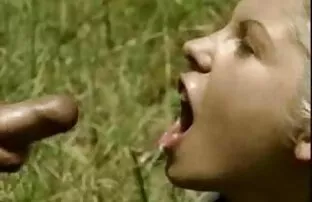 XXX دختر کوس و کون کردن زیبا آسیایی روی تخت shoves یک وسیله ارتعاش و نوسان در راننده