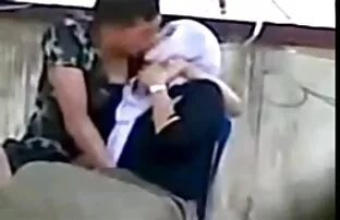 XXX زن عرب در یک روسری مکیده آلت تناسلی مرد در آشپزخانه فیلم کردن کس و کون و به پایان رسید کار در اتاق خواب