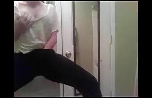 XXX سبزه در ژاکت آبی نشان می فیلم از سکس کردن دهد الاغ لخت او