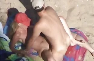 XXX دختر در تی شرت قرمز licks دوست او سکس کون گایی ماشین