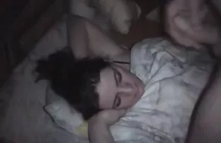 XXX پرستار کس کردن ضربدری با شیر fucks در با یک همکار روی میز در دفتر