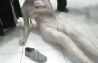 XXX یک دختر بلند و باریک عکس گاییدن کارتونی chppokatsya با یک نجیب زاده بر روی یک تشک ورزشی