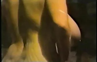 XXX مرد کردن کس زوری یک جوجه در جوراب ساق بلند قرمز و cums در نونوجوانان بزرگ او
