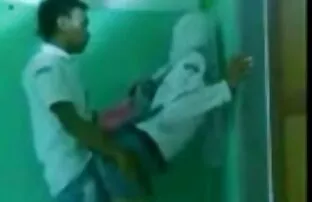 XXX ماساژ دهنده پاک بدن از ورزش ها با روغن و سپس پرشهای سکیس کردن کردن فاق